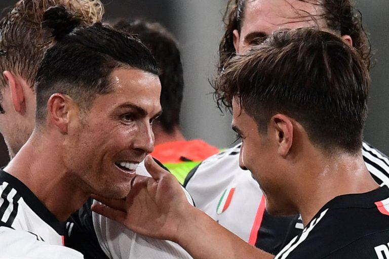 Cristiano Ronaldo y Paulo Dybala en el partido de la Juve vs. Genoa (Photo by Miguel MEDINA / AFP)