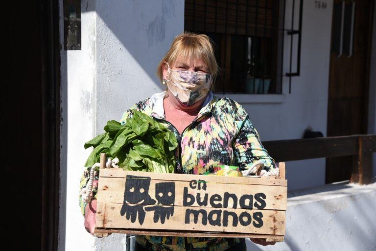 La Comuna entrega las prendas de vestir y las viandas realizadas por los voluntarios a comedores, hogares de adultos e instituciones sociales (Municipalidad de La Plata)