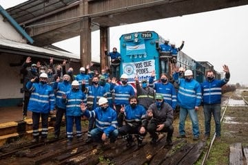 Obreros ferroviarios festejaron la llegada a Garupá la primera carga en tren que estaba paralizado desde hace dos años.