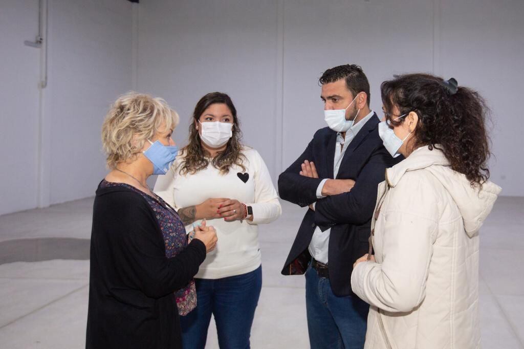 Belén Molina, junto a María José Calderón, el intendente, Walter Vuoto y la concejala Laura Ávila en un recorrido por el Centro Cultural Actuar.