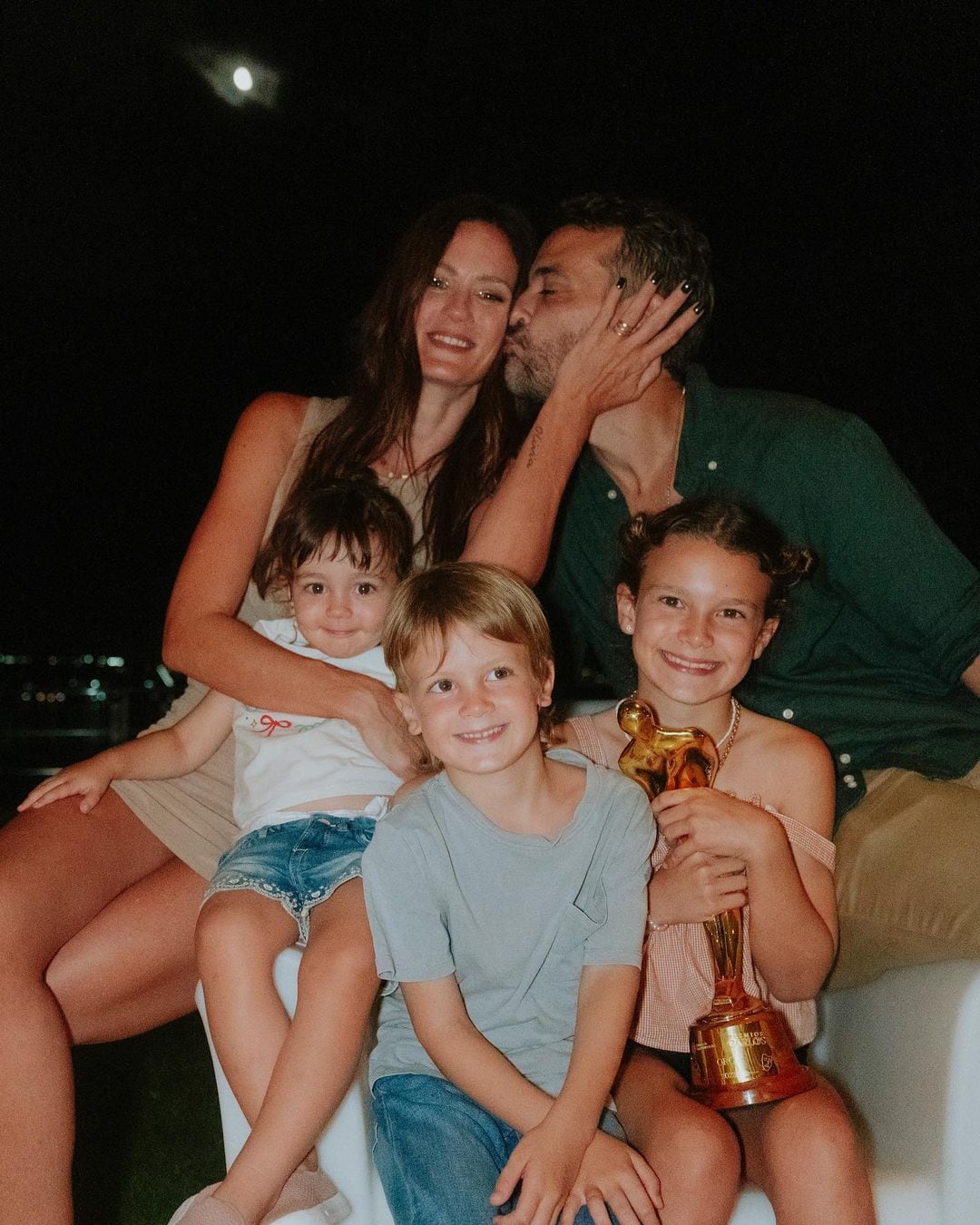 Pedro Alfonso y Paula Chaves y sus tres hijos