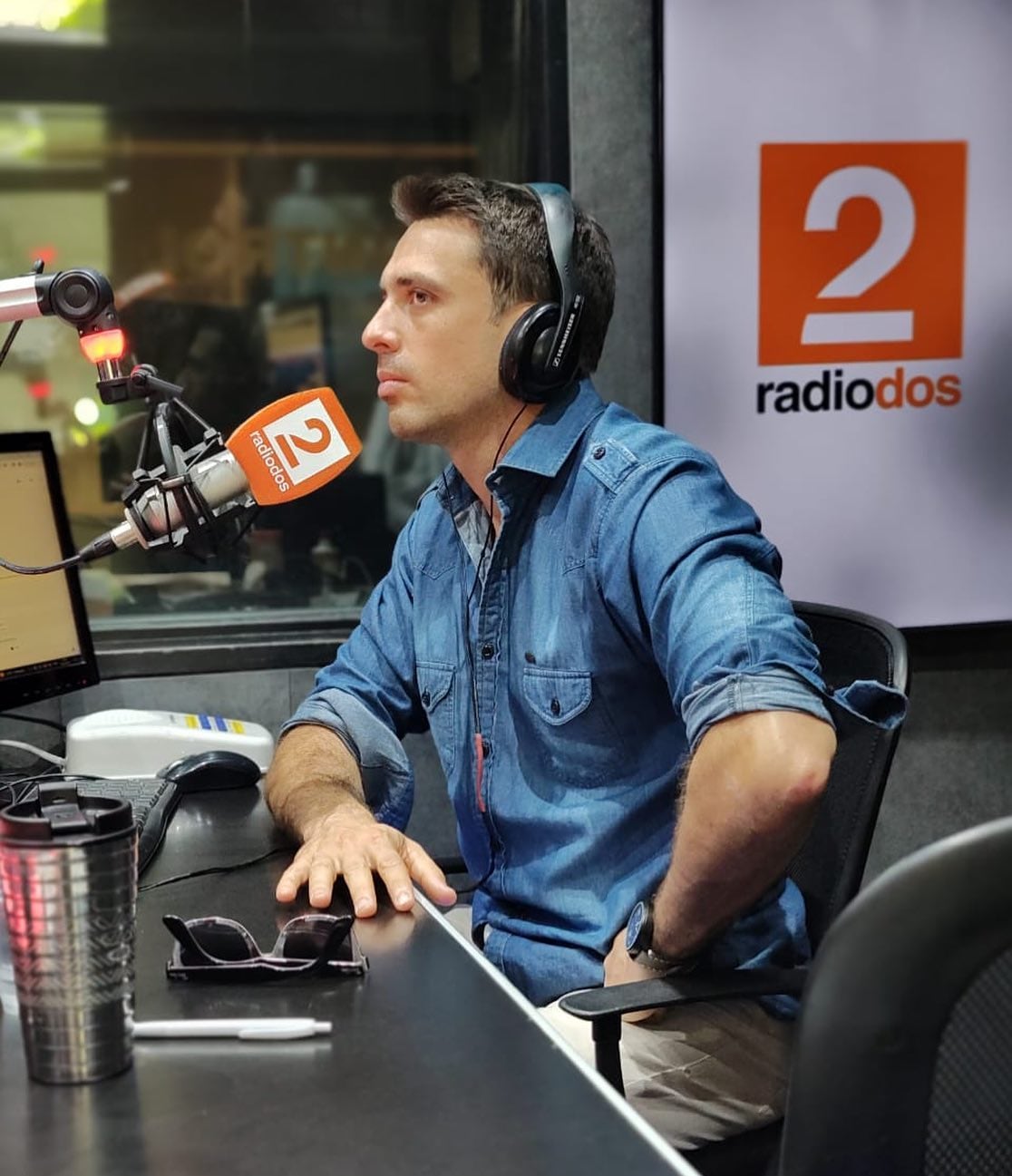 Aleart suele trabajar en los estudios de Radio 2, además de su labor en la pantalla chica.