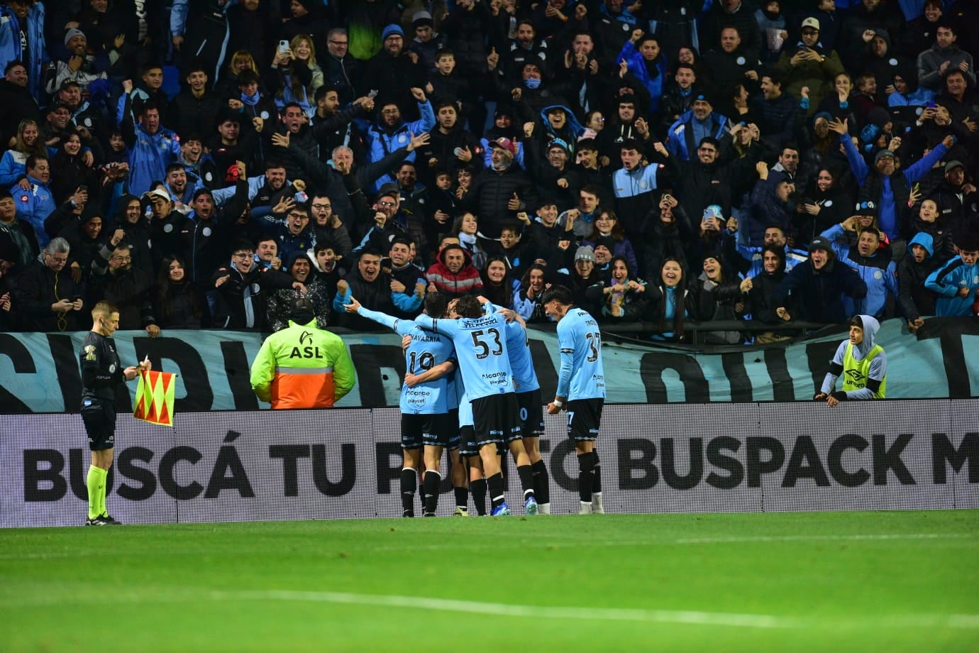 Barinaga es abrazado por varios de sus compañeros tras el gol de Belgrano (Foto: Javier Ferreyra / La Voz).