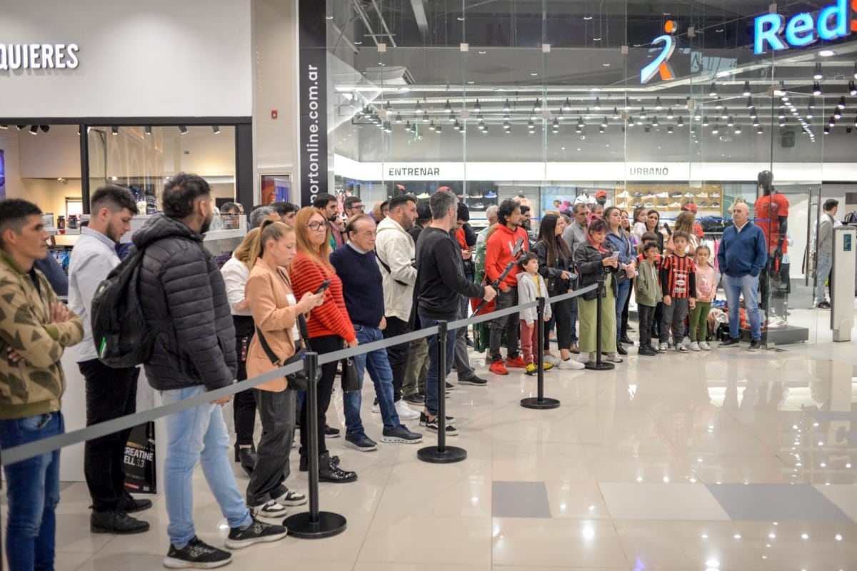 La presentación de la indumentaria contó con la presencia de dirigentes, colaboradores, exfutbolistas y simpatizantes del club.