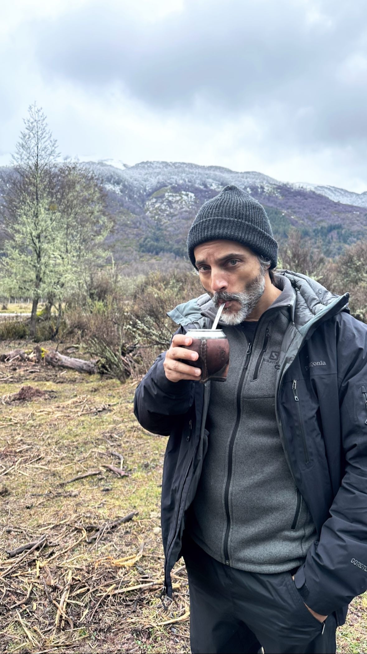 Joaquín Furriel disfruta de San Martín de Los Andes, en medio de una grabación.