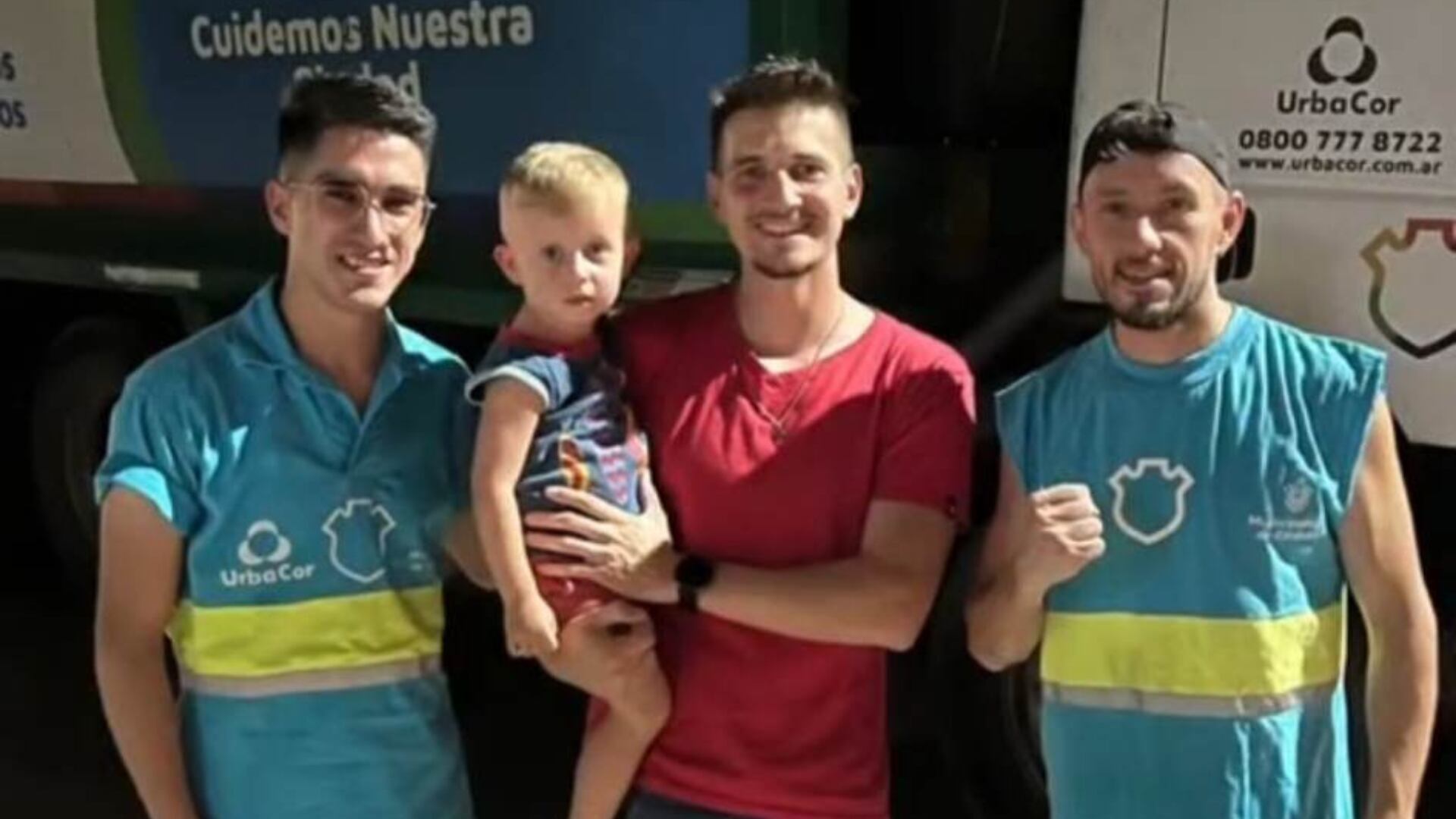 Andrés, conductor del camión de basura, destacó los continuos gestos del pequeño con ellos.