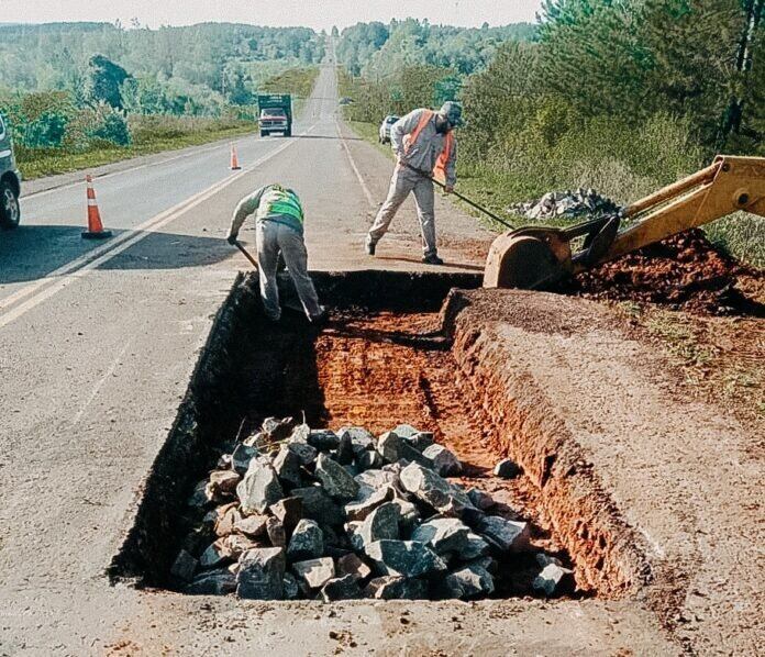 Ejecutan trabajos de mantenimiento sobre la Ruta Provincial N°4 en Bonpland.