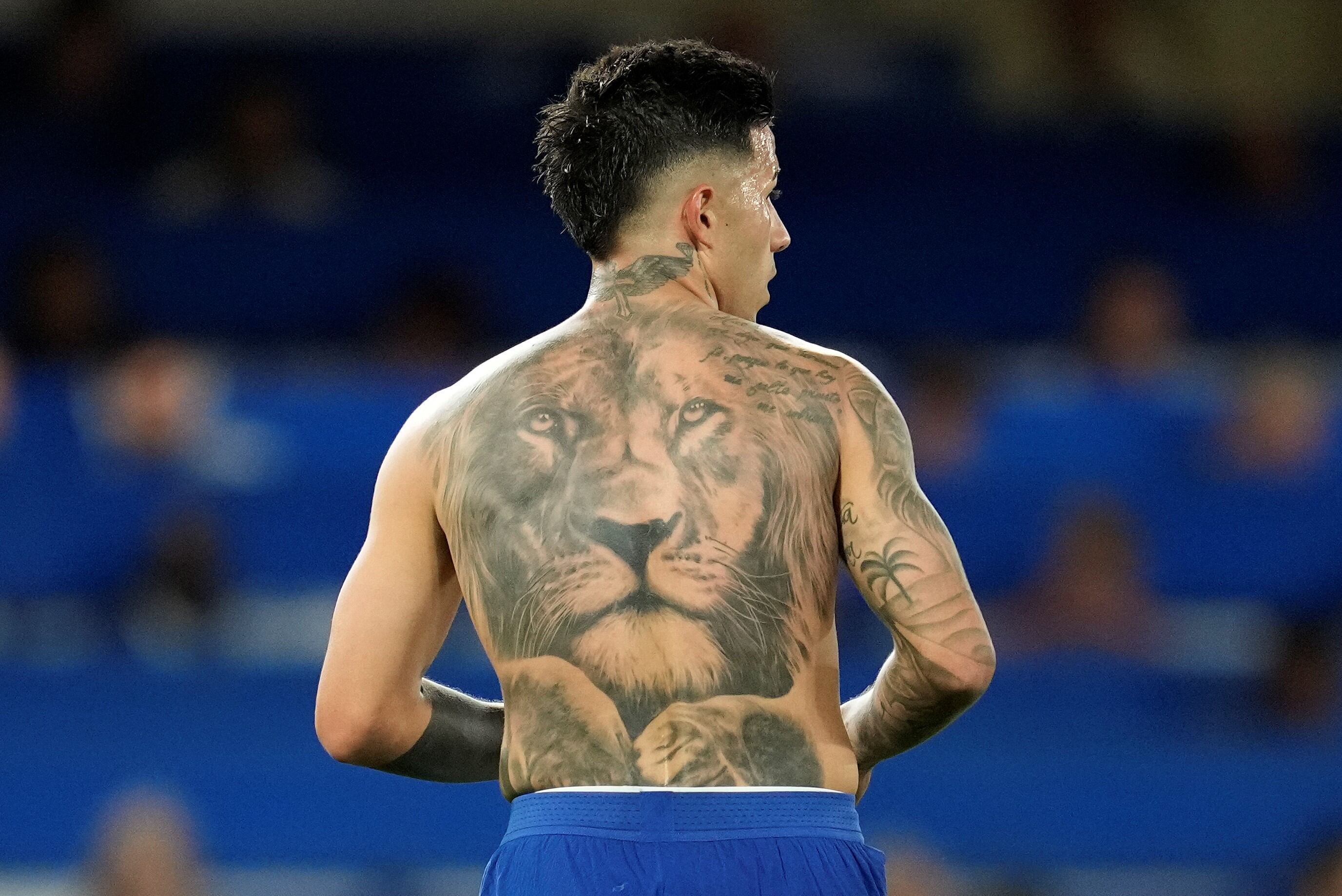 El tatuaje de un león en la espalda del mediocampista argentino Enzo Fernández, al final de un partido del Chelsea