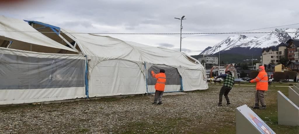 La carpa se ubica en la Plaza "Islas Malvinas", Ushuaia.