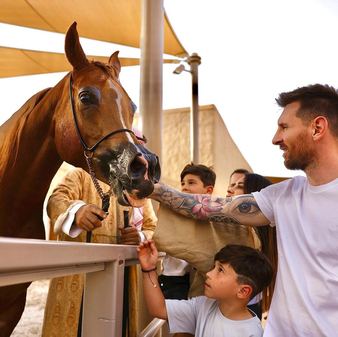 La "Pulga" y su familia estuvieron cara a cara frente a un caballo árabe.