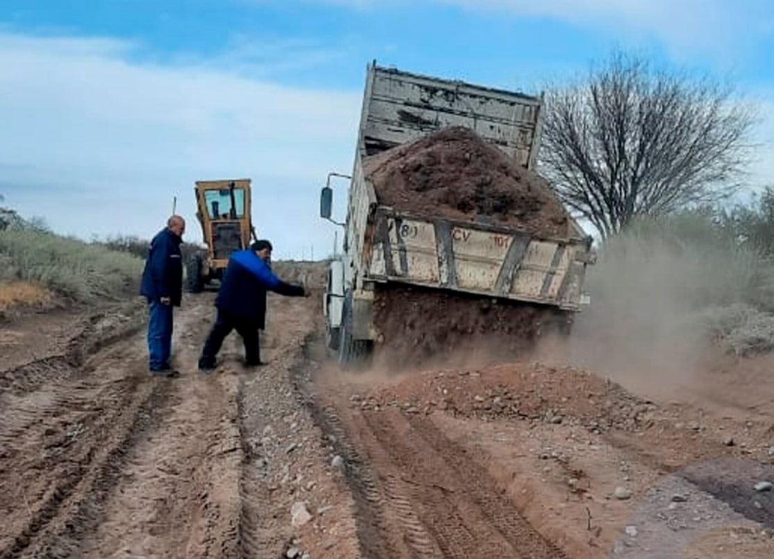 Comenzaron a trabajar en los caminos ganaderos.