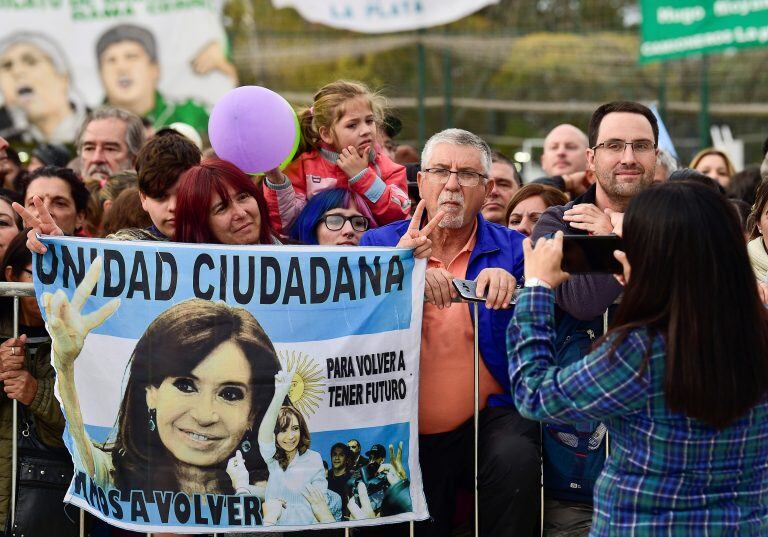 La gente se acercó en apoyo a la fórmula (Foto: AP).