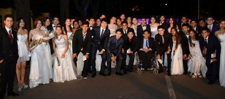 Con todo el brillo de la gala y la juventud, los estudiantes jujeños celebran su graduación en la Cena Blanca.