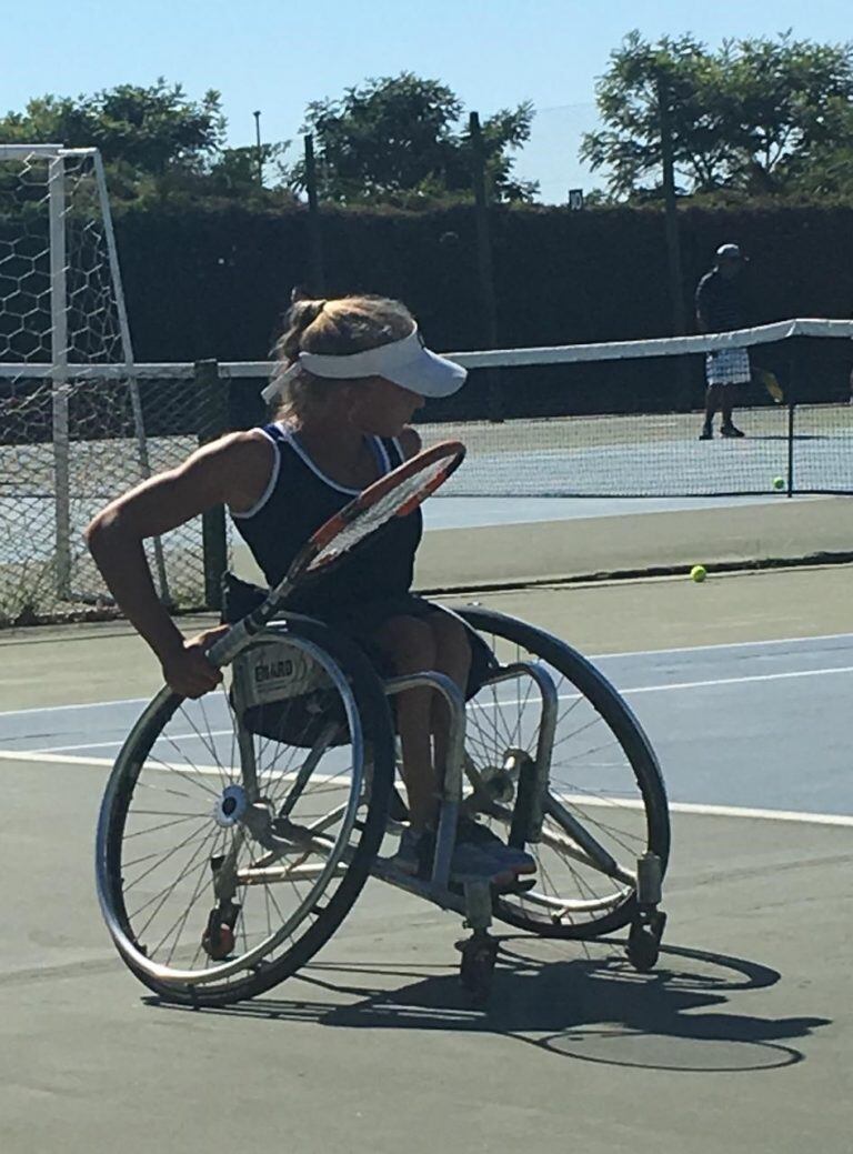 Voluntad y entrenamiento, las claves que llevaron a Nicole a ser una de las promesas del tenis adaptado.