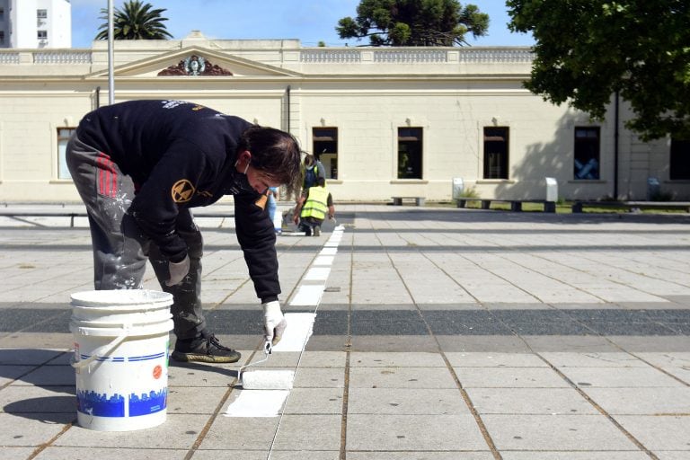 Se realizan demarcaciones para garantizar el distanciamiento social (Municipalidad de La Plata)