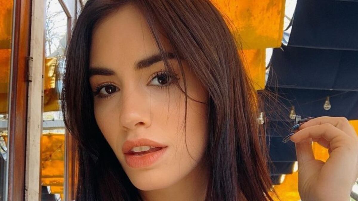 Lali derritió las redes con una foto desde la cama y súper escotada
