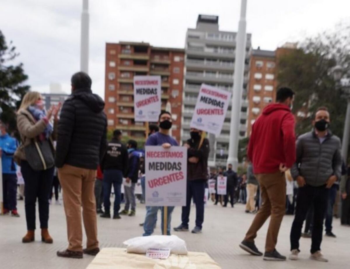 El turno de los hoteleros y gastronómicos: pidieron la emergencia turística frente a la Casa Gris