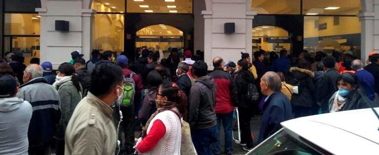 Una gran cantidad de público, en el ingreso a la sucursal del banco Macro de calle Lamadrid.