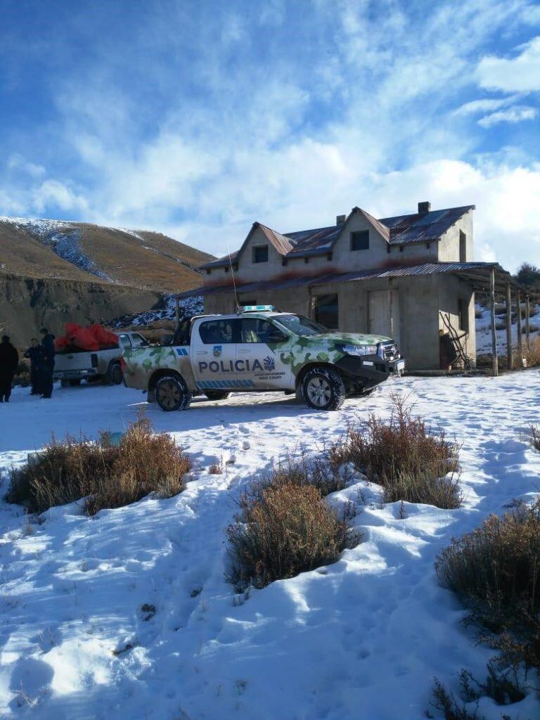 El puesto El Cóndor de estancia Los Hermanos se encuentra a unos 120 kilómetros de El Calafate a través de la ruta provincial 21.