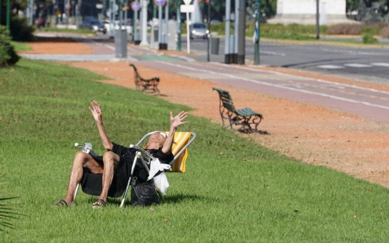 Una mujer de 85 años salió a tomar sol a una plaza de Palermo en medio de las restricciones de la cuarentena. 