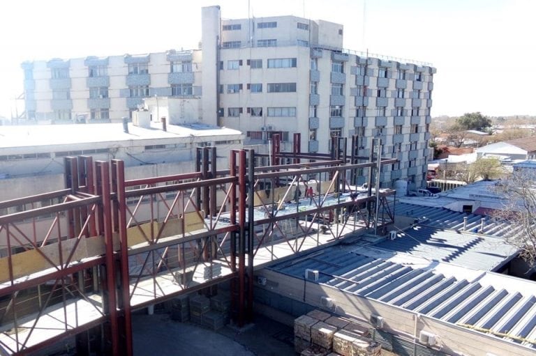 La pasarela de conexión cubierta entre la nueva y la vieja edificación en el hospital Schestakow. 