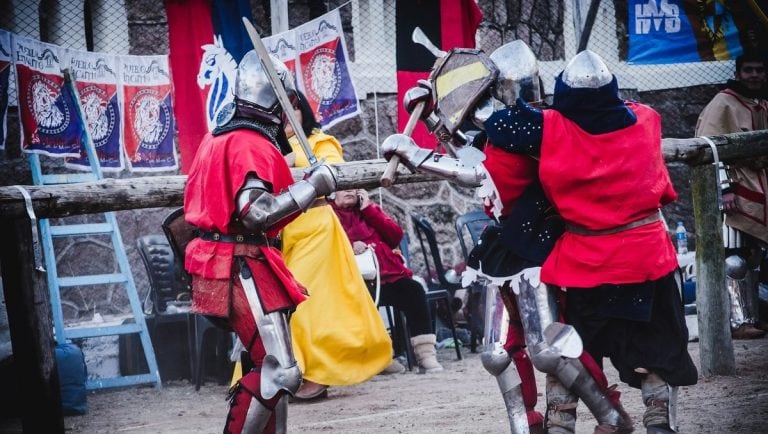 Competencia medieval: Durante las batallas aplican movimientos de judo, karate, taekwondo, y también algunas técnicas de esgrima.