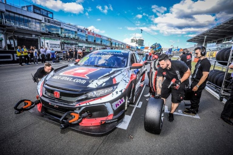 Girolami y su Honda Civic Type R TCR. Arrancó bárbaro en Nürburgring, donde subió al podio en la Carrera 1. Después, un problema en el coche le impidió clasificar mejor para las Carreras 2 y 3. El cordobés buscará descontar este finde.