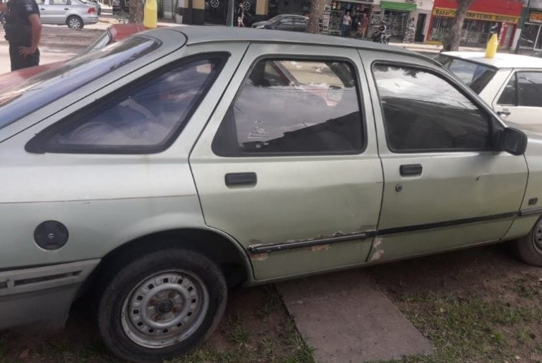 Arrojaron botellazos al personal municipal por remitirles sus autos al corralón