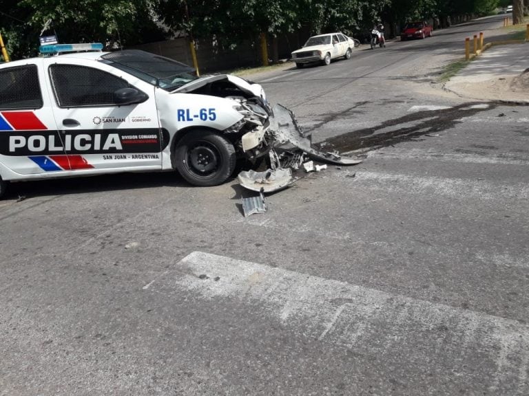 El patrullero también quedó destruido.