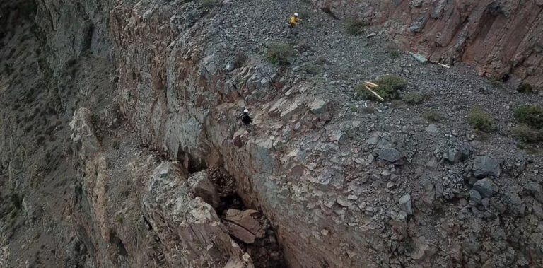 La vista del derrumbe sobre la ruta 40 y la enorme pared de piedra que podría caer.