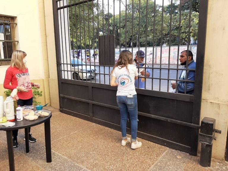 Los voluntarios de la fundación "Un mundo diferente" siguen trabajando durante la pandemia.