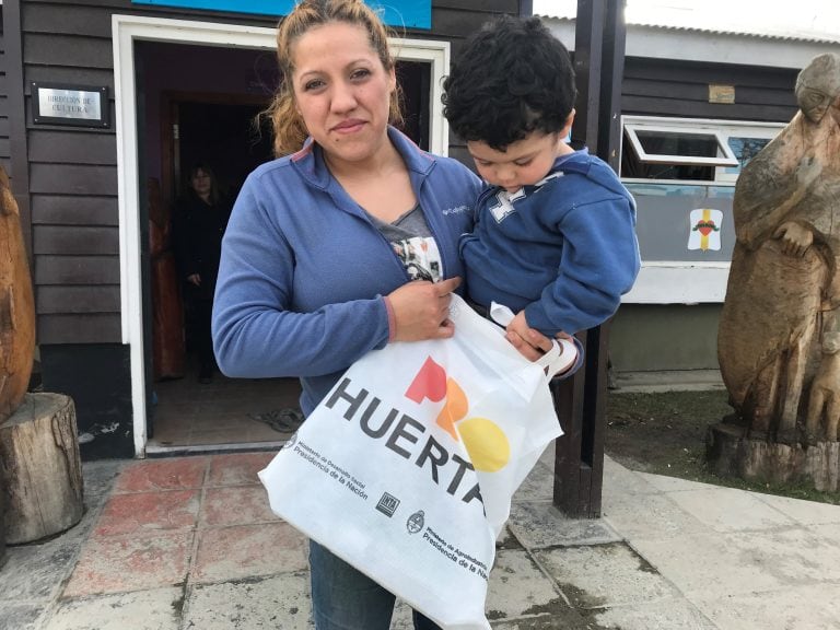 Florencia con su kit de Pro Huerta Tolhuin, Tierra del Fuego.