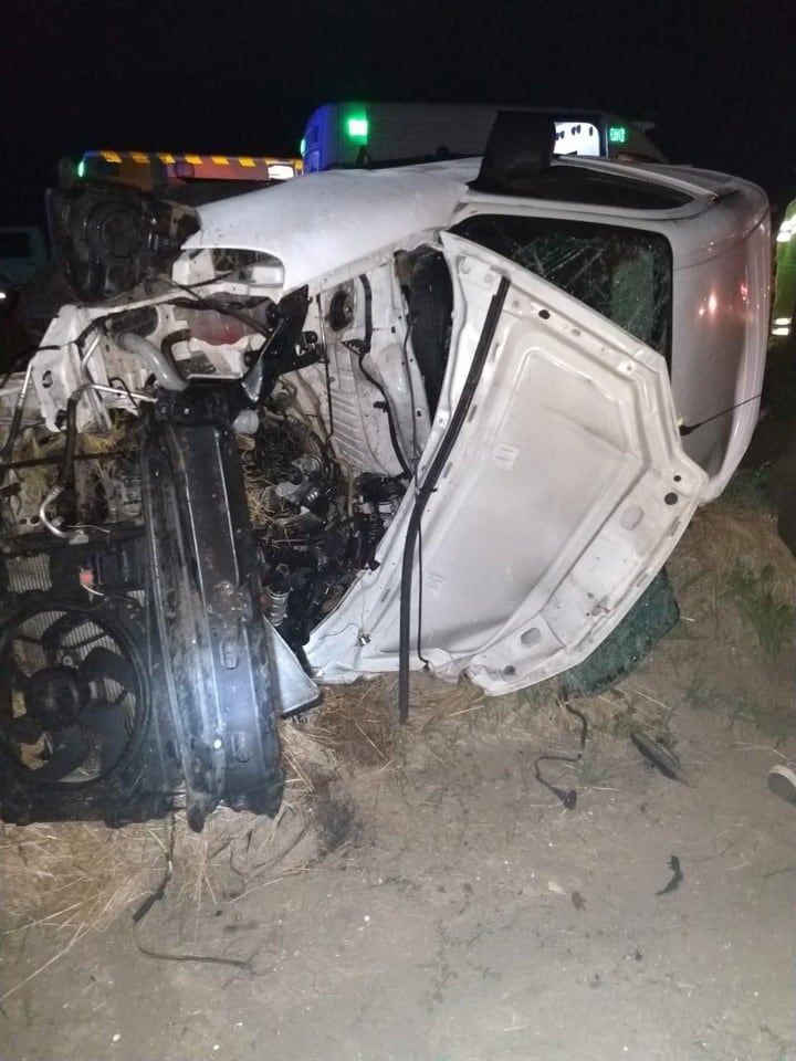 La camioneta destruida tras el choque.