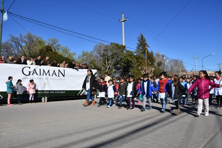 Las escuelas desfilaron en el aniversario.