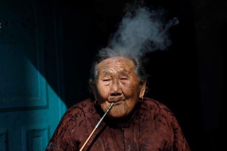 PEKÍN (CHINA), 04/03/2019.- Madam Zhao, de 92 años, posa delante de su casa en el distrito de Shunyi en Pekín, China, el 4 de marzo. (EFE)