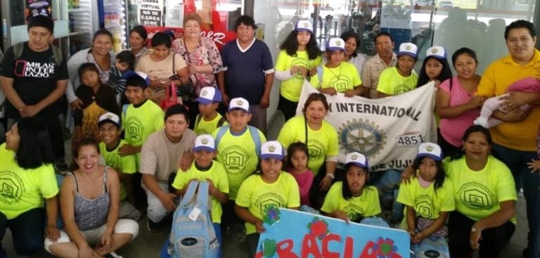 La delegación de la Escuela Municipal "Marina Vite" de Alto Comedero, minutos antes de partir desde San Salvador de Jujuy rumbo a Buenos Aires.