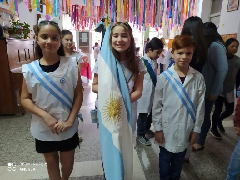 Nuevos abanderados de la Escuela Primaria Nº 4 
(Foto: Andrea Porben)