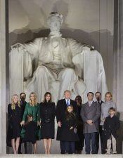 TOPSHOT - US President-elect Donald Trump and family pose at the end of a welcome celebration at the Lincoln Memorial in Washington, DC, on January 19, 2017. / AFP PHOTO / MANDEL NGAN