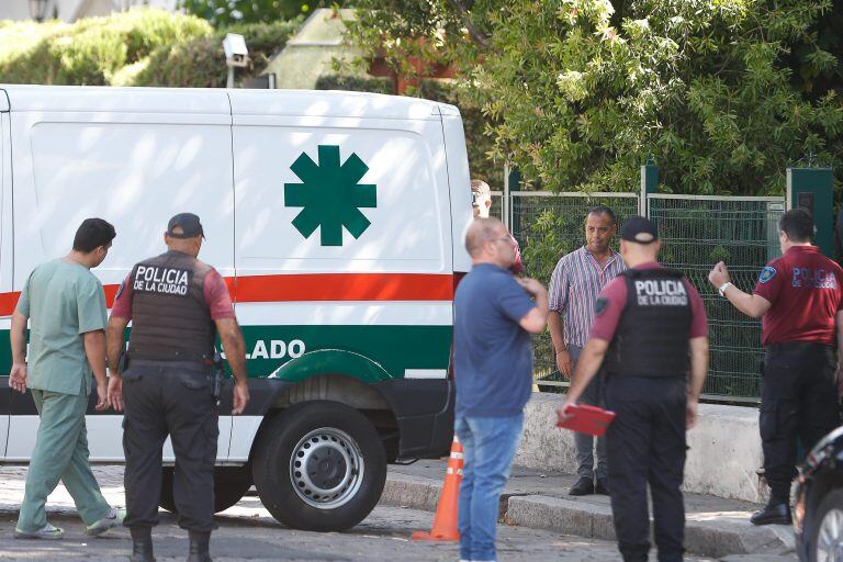 Policía custodia la casa de Claudio Bonadio en Belgrano (EFE/Juan Ignacio Roncoroni).