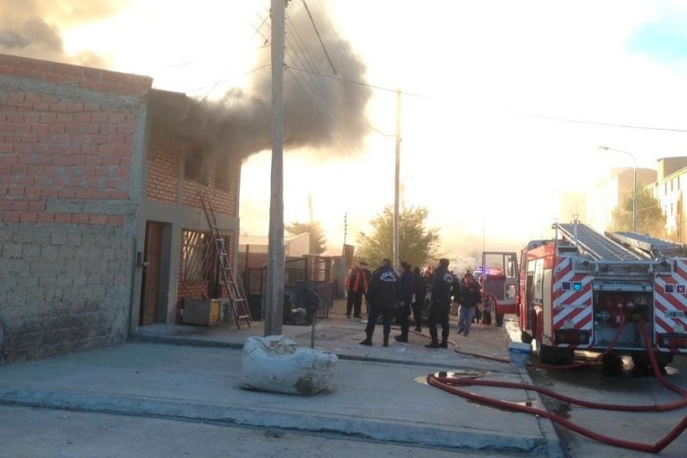 Bomberos y policía acudieron al lugar donde se produjo el incendio.