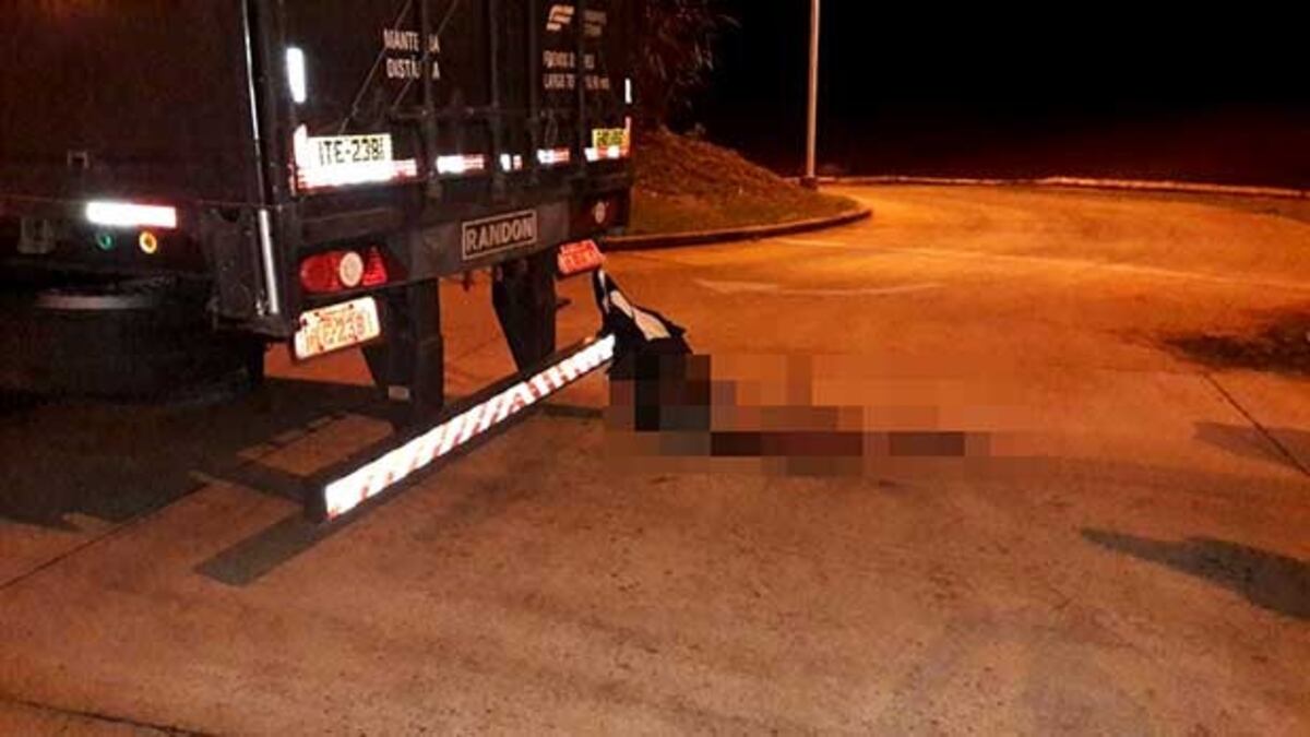 Un camionero arrastró durante 30 kilómetros un cadáver