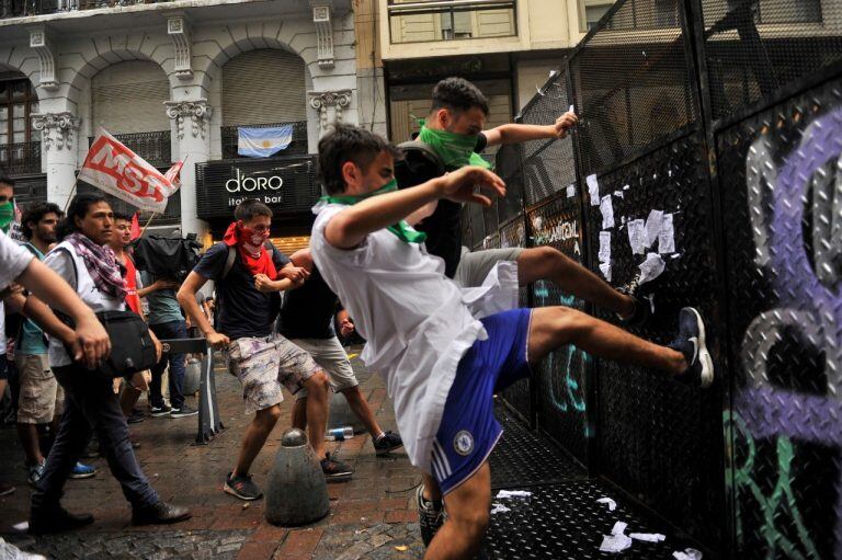 Incidentes frente a la Legislatura porteña en la protesta contra la Universidad docente.