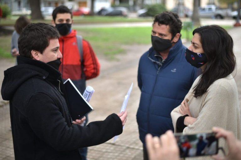 Manifestantes junto a referentes municipales de Gualeguaychú
Crédito: ElDía