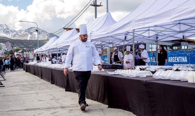 Luis Bernal supervisando el servicio - Paella 12 de octubre - 2017
Foto Facebook @BernalLuis