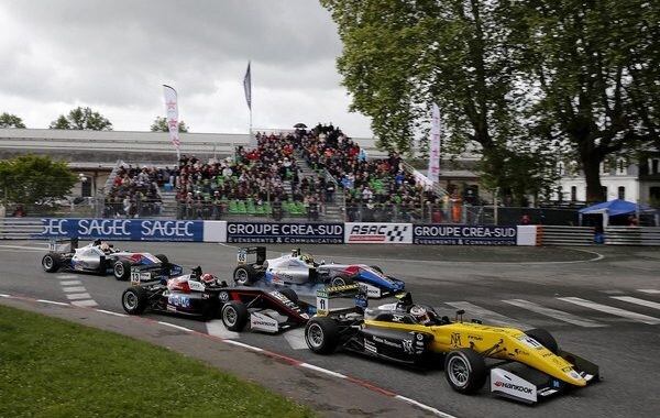 Como mejor resultado este año, Fenestraz obtuvo la victoria en la segunda carrera de la primera fecha, en el circuito callejero de Pau, Francia. Otro gran fin de semana fue en Silverstone.