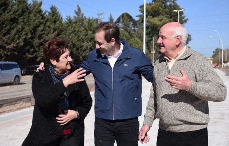 Julio Garro durante una visita a vecinos de La Plata (web).