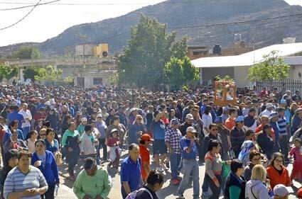 La tradición famatinense reza que la celebración y devoción por el Niño de Gualco nace hace más de un centenar de años, cuando se escuchó llorar a un niño en cercanías del río Gualco, en la cabecera de Famatina