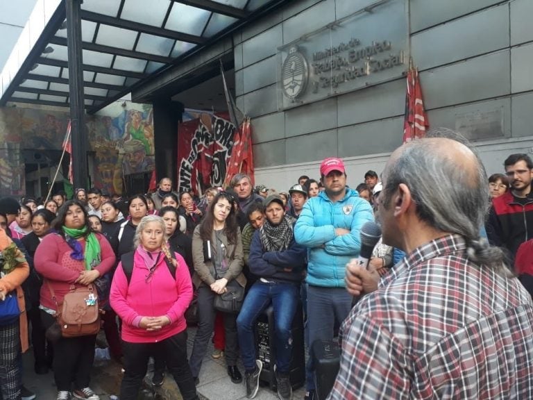 Los tareferos marcharon por Avenida de Mayo en reclamo por mejoras laborales y aumento en el subsidio interzafra.