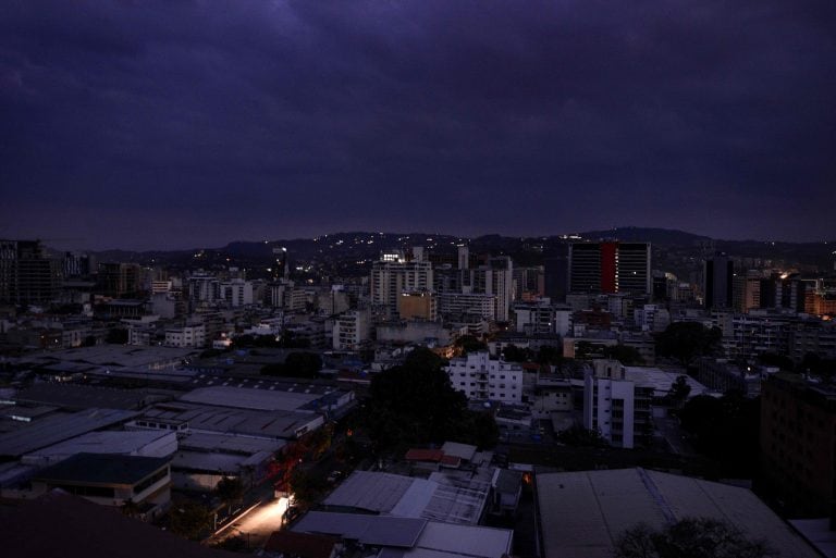 Gigantesco apagón dejó a Venezuela a oscuras durante 12 horas.