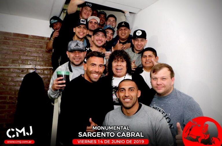 Wanchope Ábila y Carlitos Tévez en el baile de La Mona en el Sargento Cabral. (Facebook oficial La Mona y Cuarteto.com)